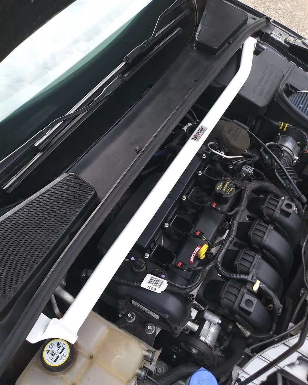Thanh giằng khoang máy Ultra Racing 2 điểm trong khoang động cơ Ford Focus