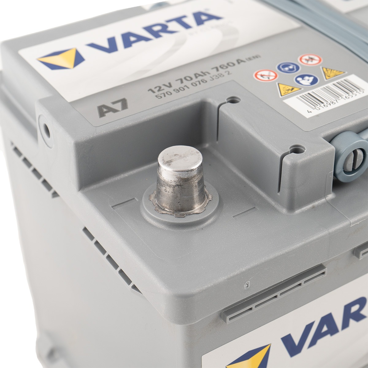 Cận cảnh nhãn Varta A7 12V 70Ah 760A 570 901 076 và cọc chìm của bình AGM LN3