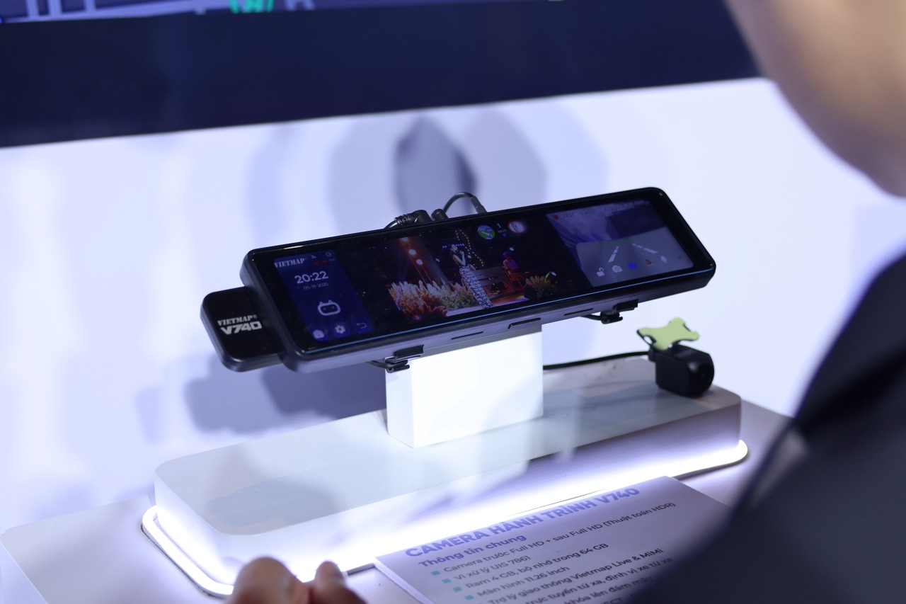 Camera hành trình gương Vietmap V740 lắp trên xe với camera trước và sau