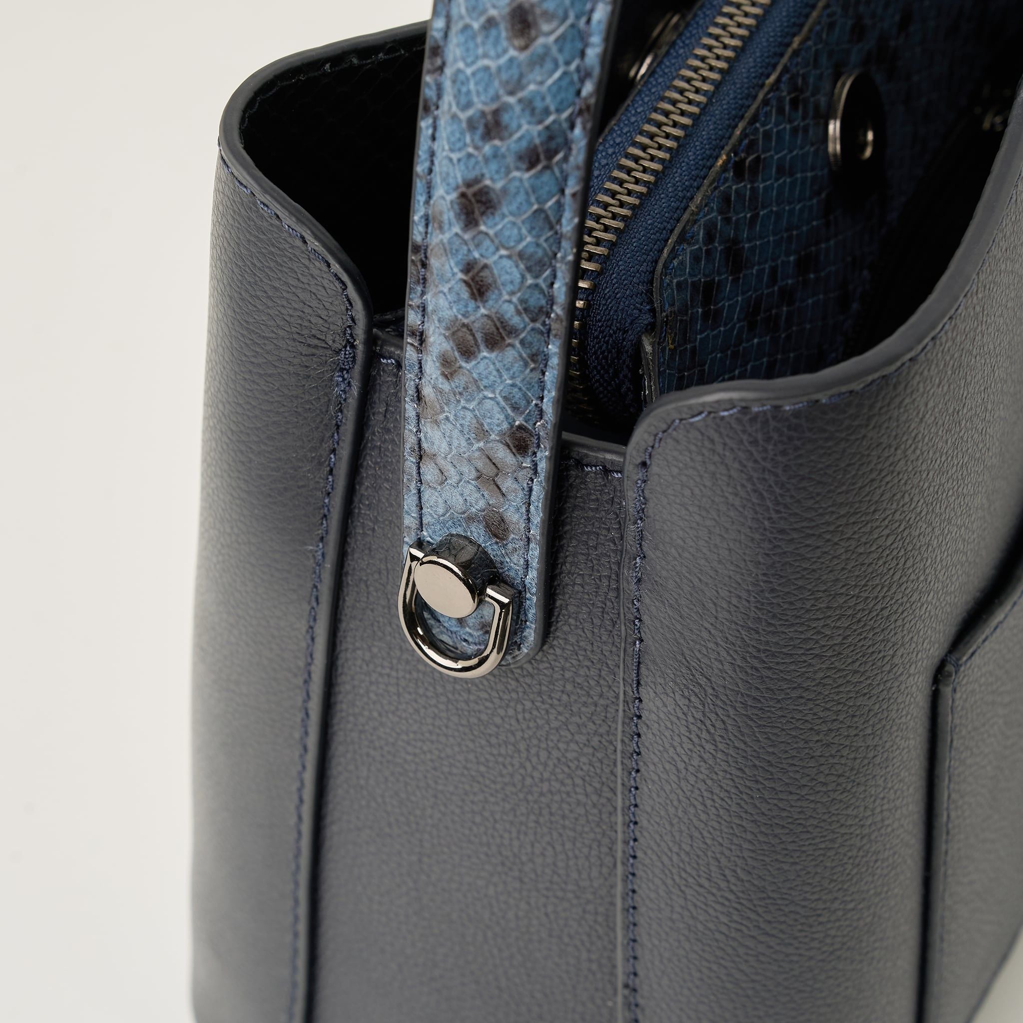  Túi Xách Nữ Da Trơn Xanh 26X.224 