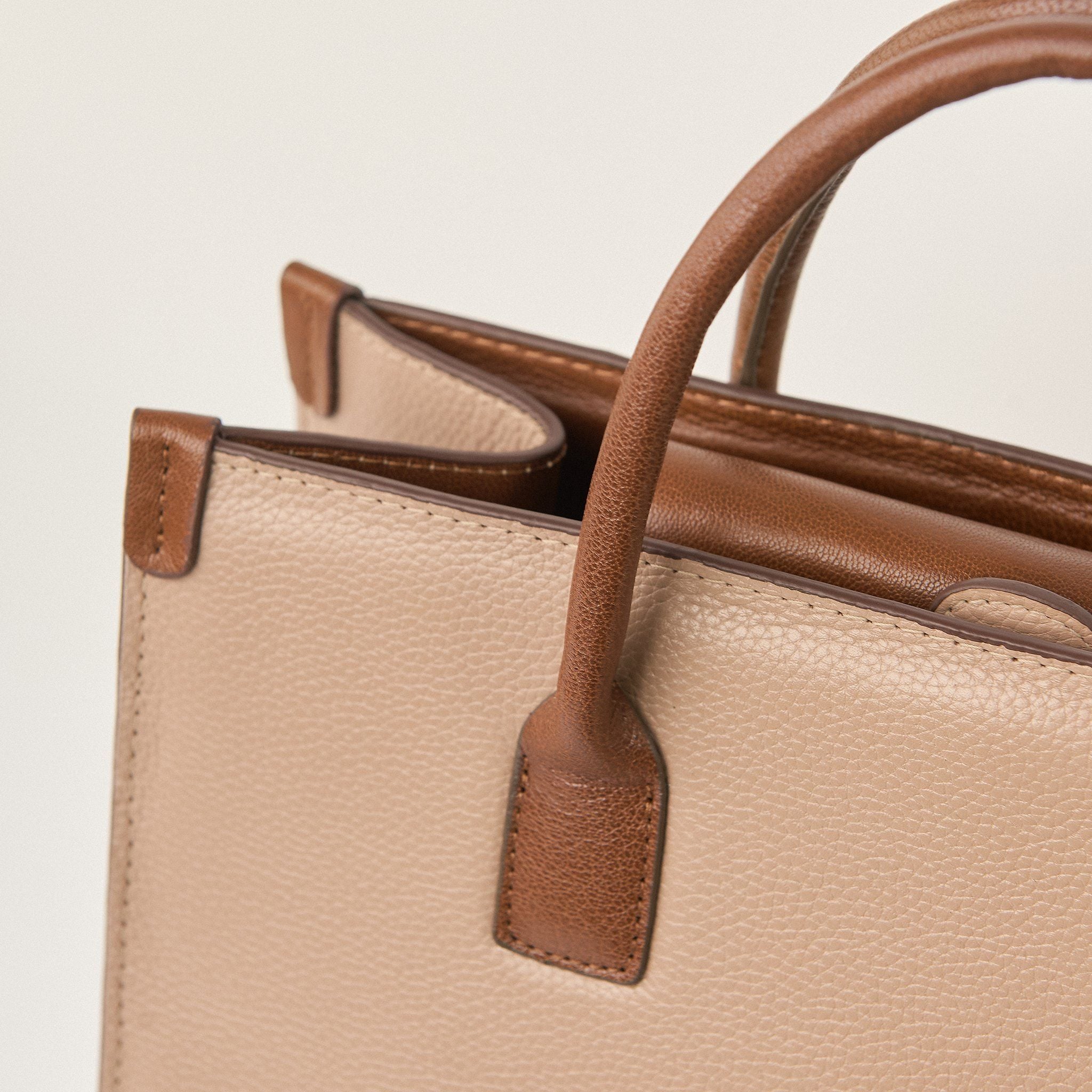  Túi Xách Nữ Da Trơn Kem 26K.34 