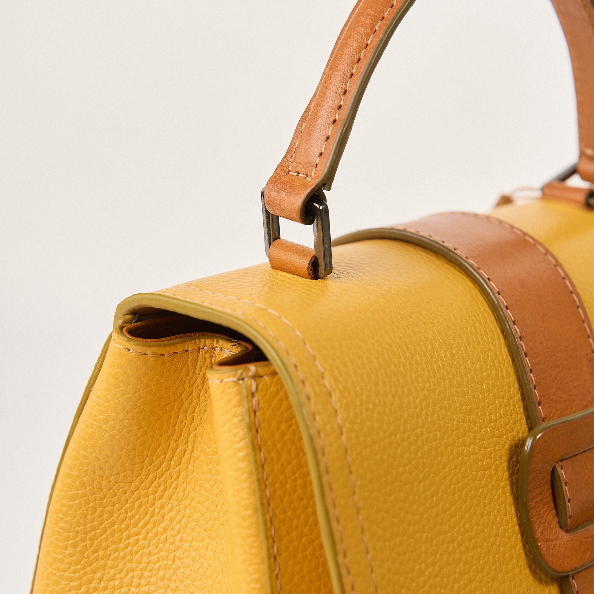  Túi Xách Nữ Da Trơn Vàng 26VN.227 