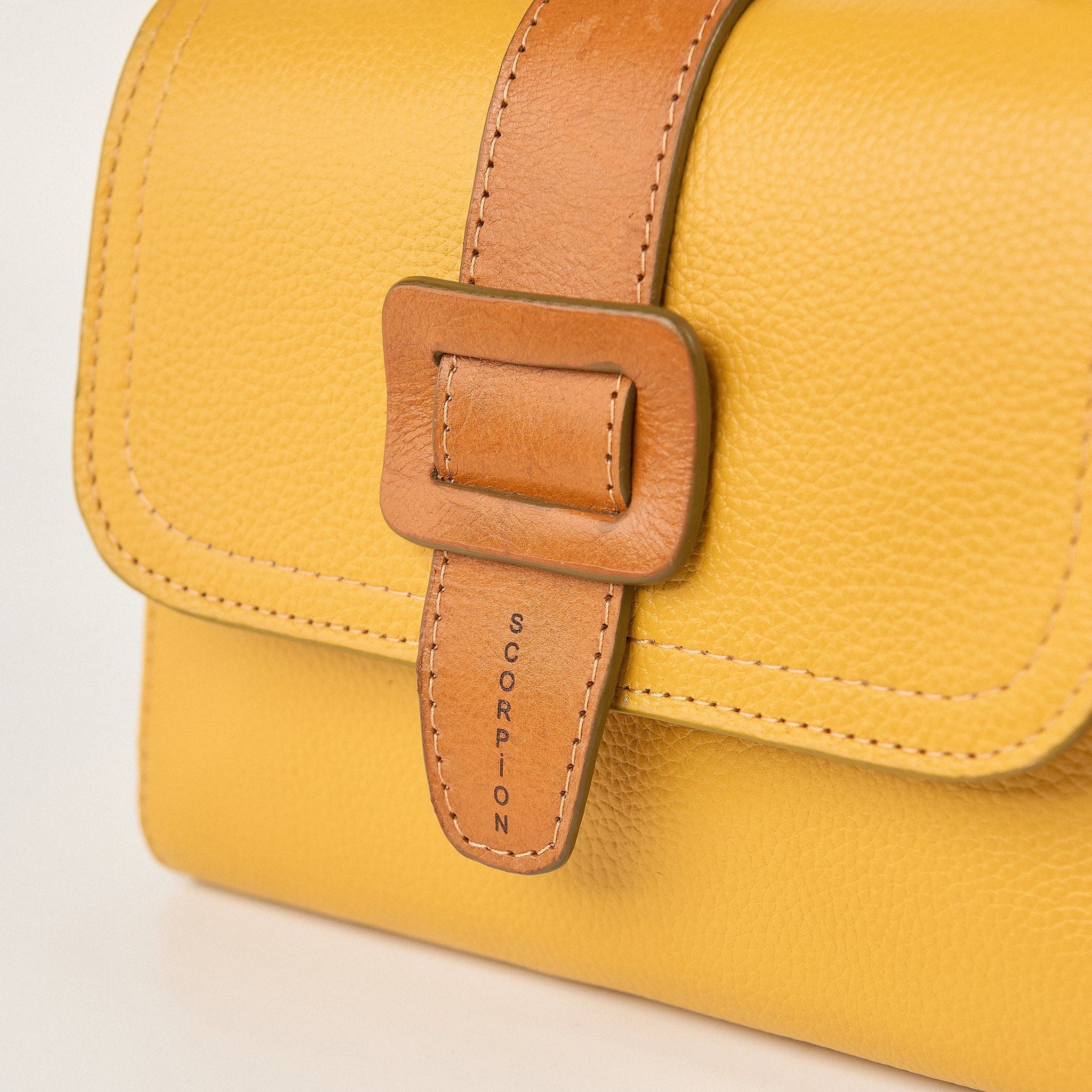  Túi Xách Nữ Da Trơn Vàng 26VN.227 