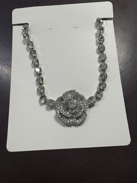  Vòng cổ hoa đính đá 