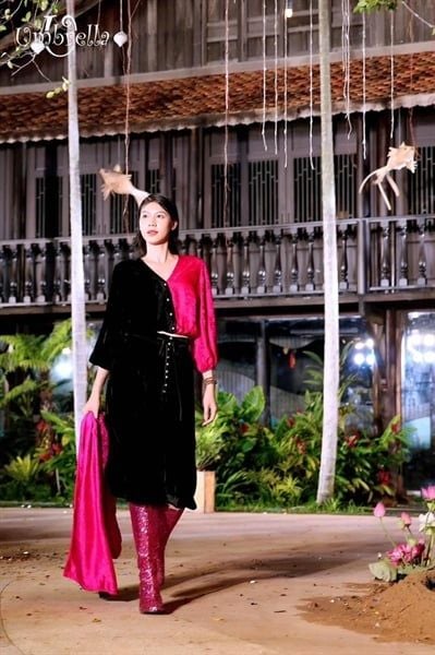  Áo cổ tim nhung lụa 