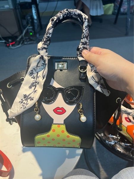  Túi đeo chéo in họa tiết (Đen) 