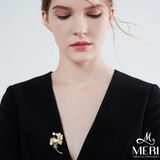  Cài áo chuồn chuồn đậu nhánh lá rẽ quạt 