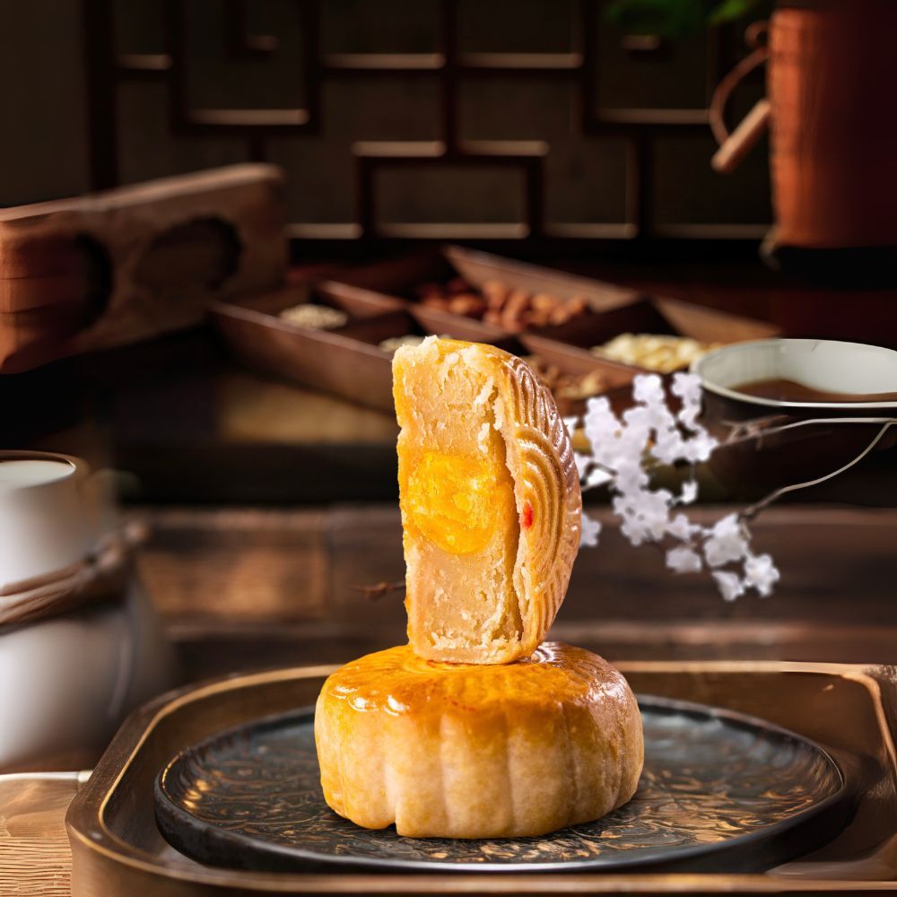 BÁNH NƯỚNG ĐẬU XANH TRỨNG MUỐI (BAKED MOONCAKE WITH MUNG BEAN & SALTED DUCK EGG YOLK)