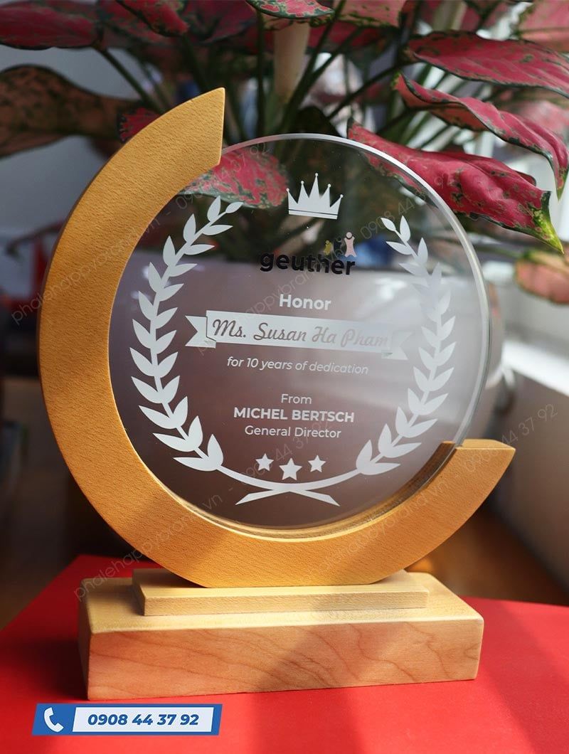 KỶ NIỆM CHƯƠNG PHA LÊ ĐẾ GỖ GEUTHER