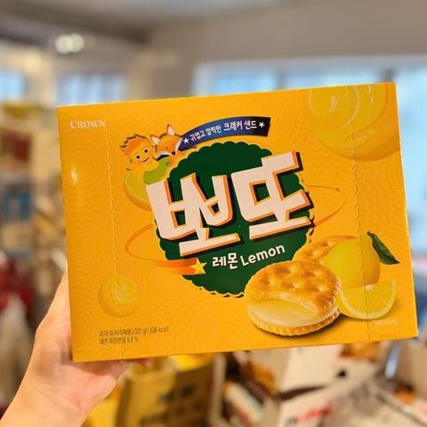 Bánh Quy Kẹp Kem Vị Chanh Crown 322G