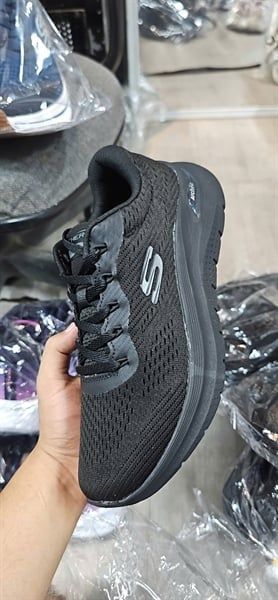 Giày thể thao đế cao siêu nhẹ Skech Archfit- Full đen