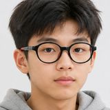 Gọng kính trẻ em Rayban Junior RYA1981 7529 - Đen và đỏ – người mẫu đeo kính