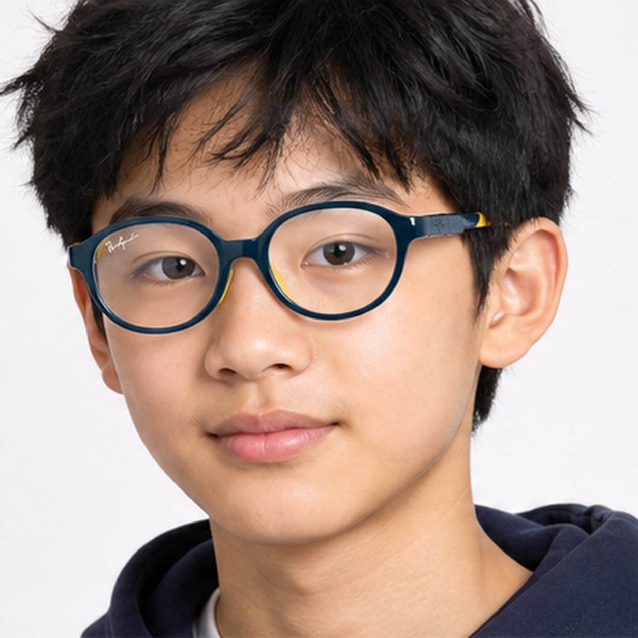 Gọng kính trẻ em Rayban Junior RYA1981 7530 - Xanh dương và vàng – người mẫu đeo kính