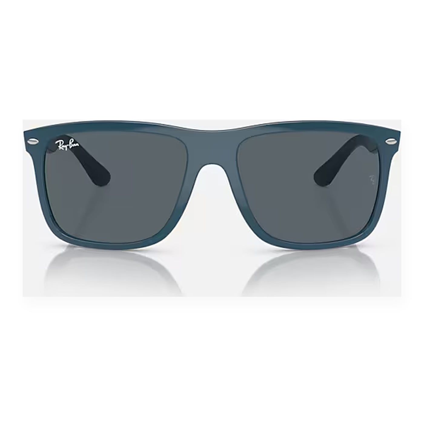 Kính mát Rayban Boyfriend Two RB4547F 6717R5 góc ba phần tư trên nền trắng