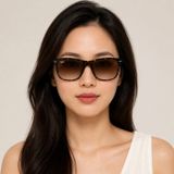 Kính mát Rayban Boyfriend Two RB4547F 710/51 góc ba phần tư trên nền trắng