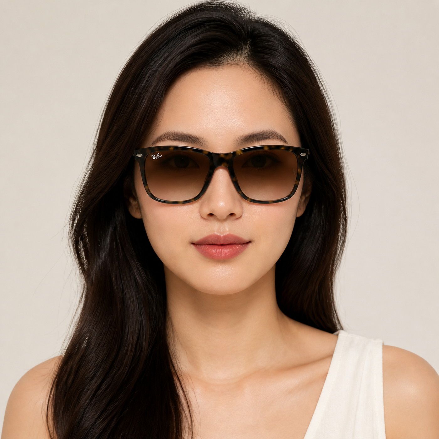 Kính mát Rayban Boyfriend Two RB4547F 710/51 góc ba phần tư trên nền trắng
