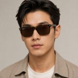 Kính mát Rayban Boyfriend Two RB4547F 710/57 góc ba phần tư trên nền trắng