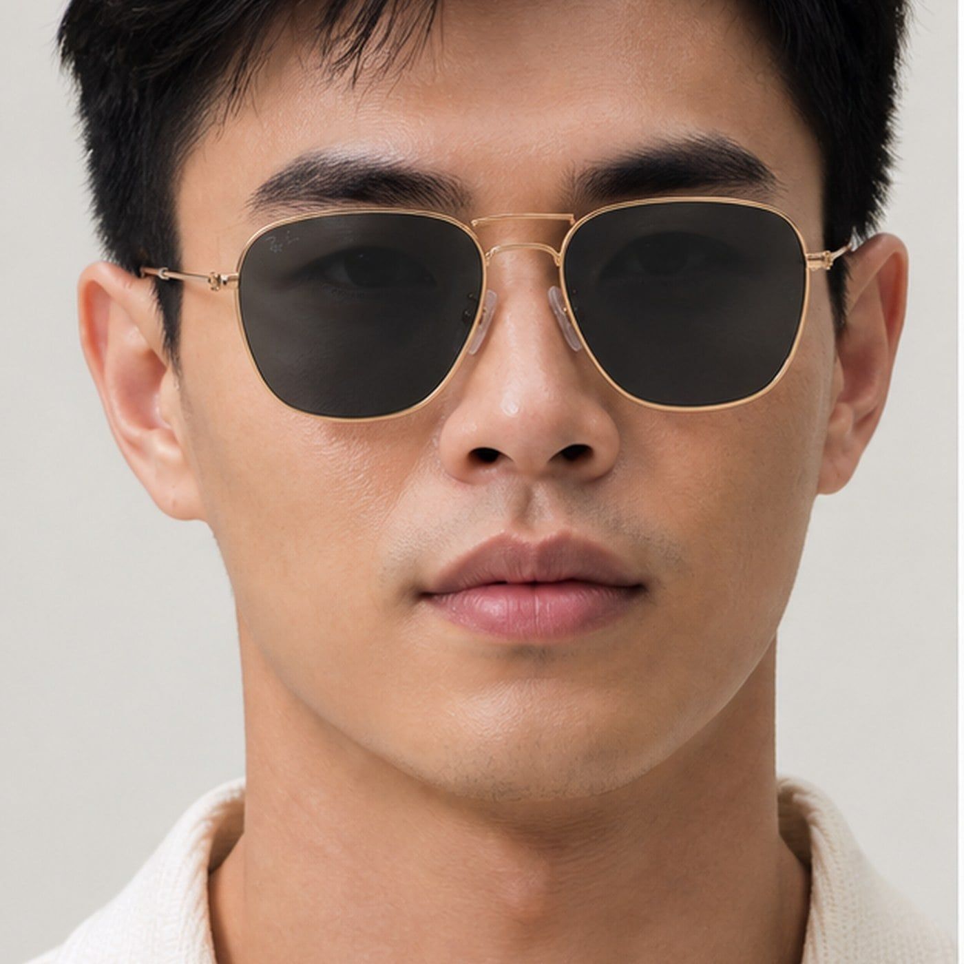Kính mát Rayban Frank RB3857 9202/B1 trên nền trắng