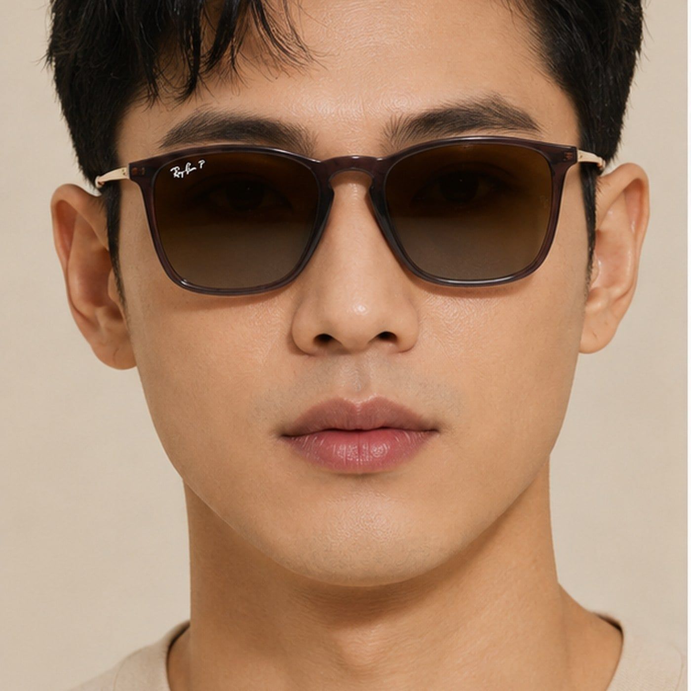Kính mát Rayban Chris RB4187F 6593T5 trên nền trắng