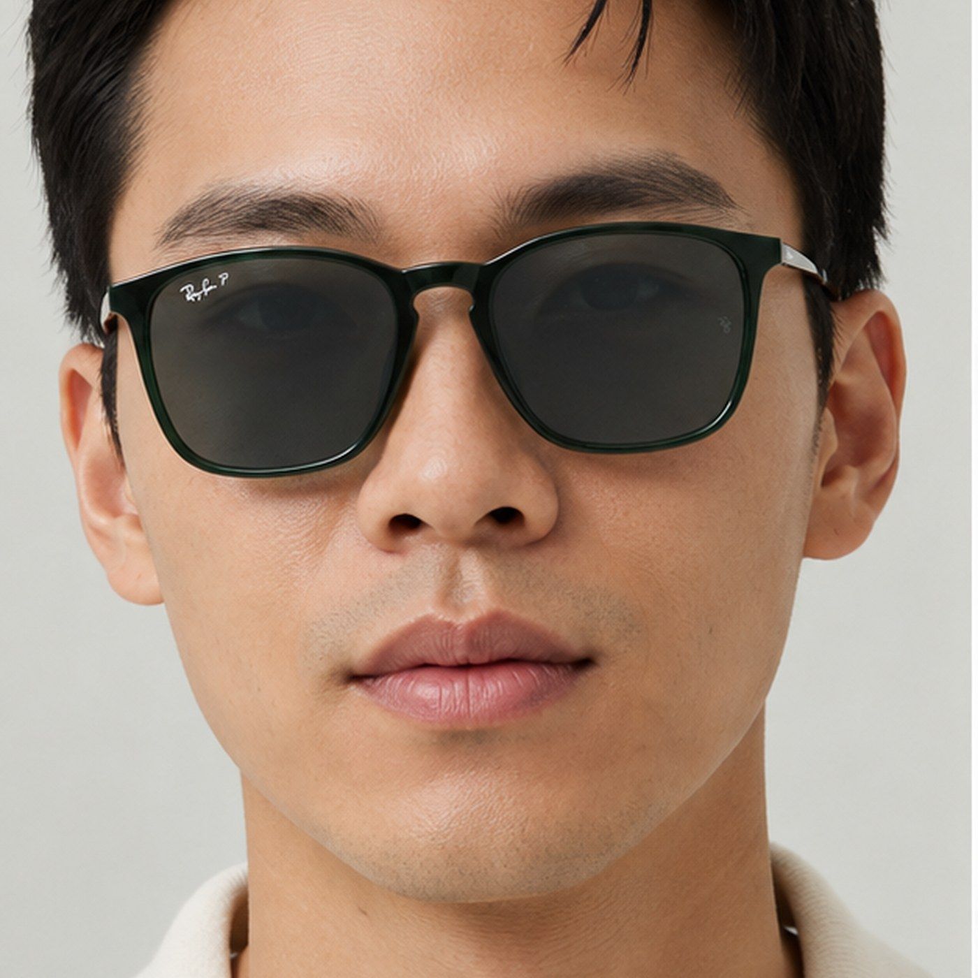 Kính mát Rayban Chris RB4187F 666381 trên nền trắng