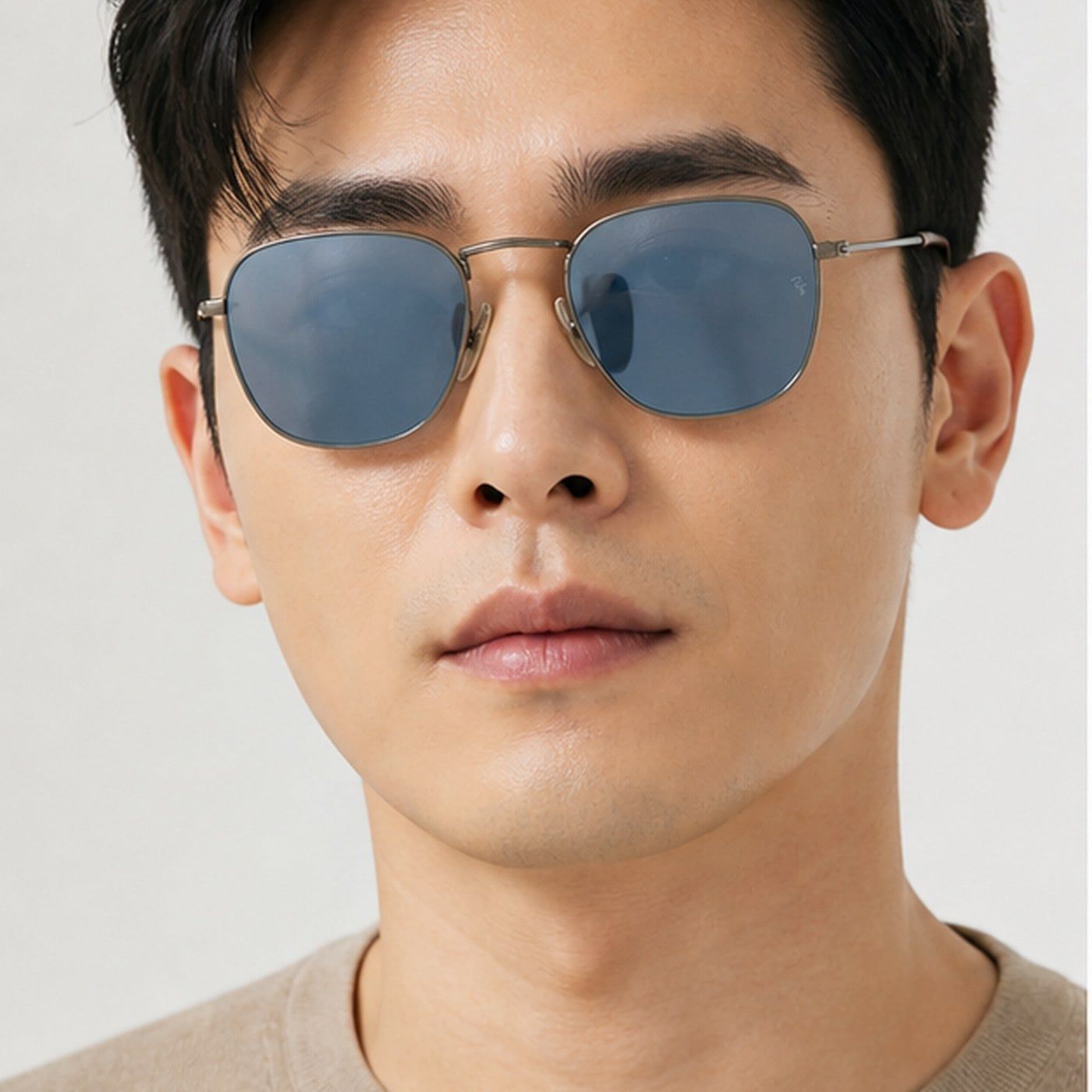 Kính mát Rayban Frank RB8157 9207/T0 trên nền trắng
