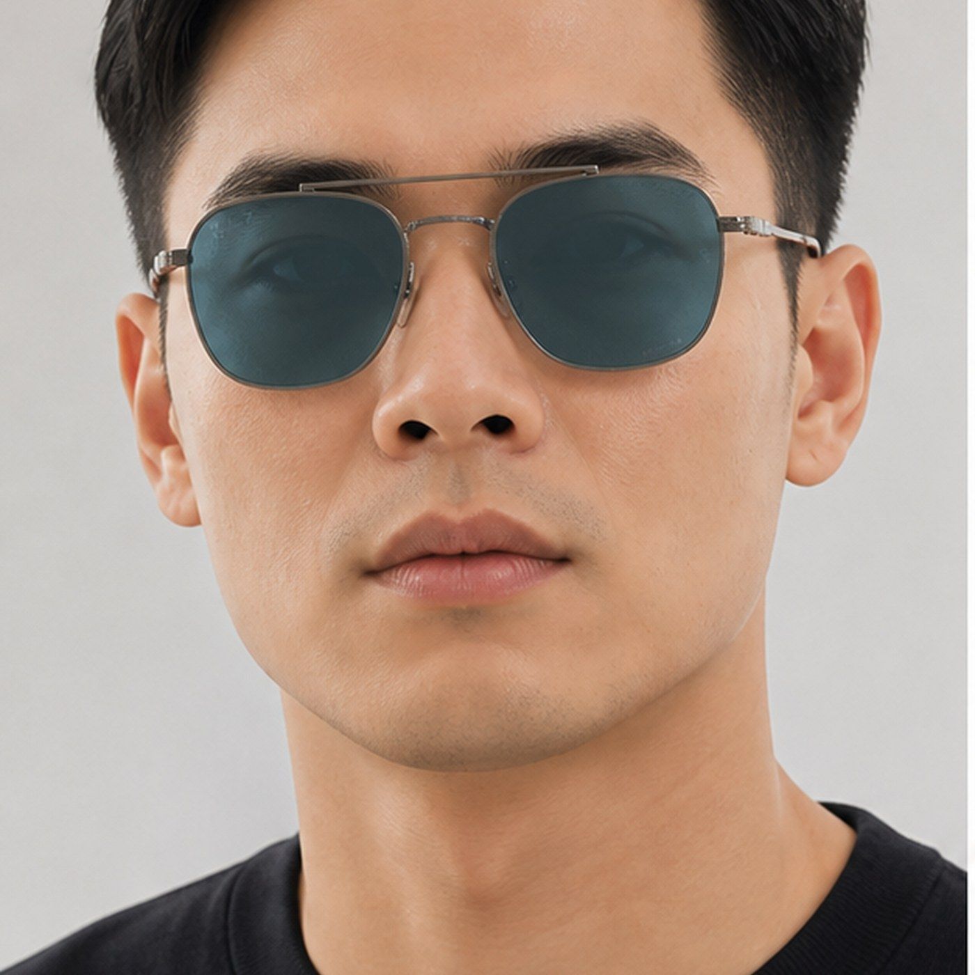 Kính mát Rayban Frank Ii Titanium RB8258 3142/S2 trên nền trắng