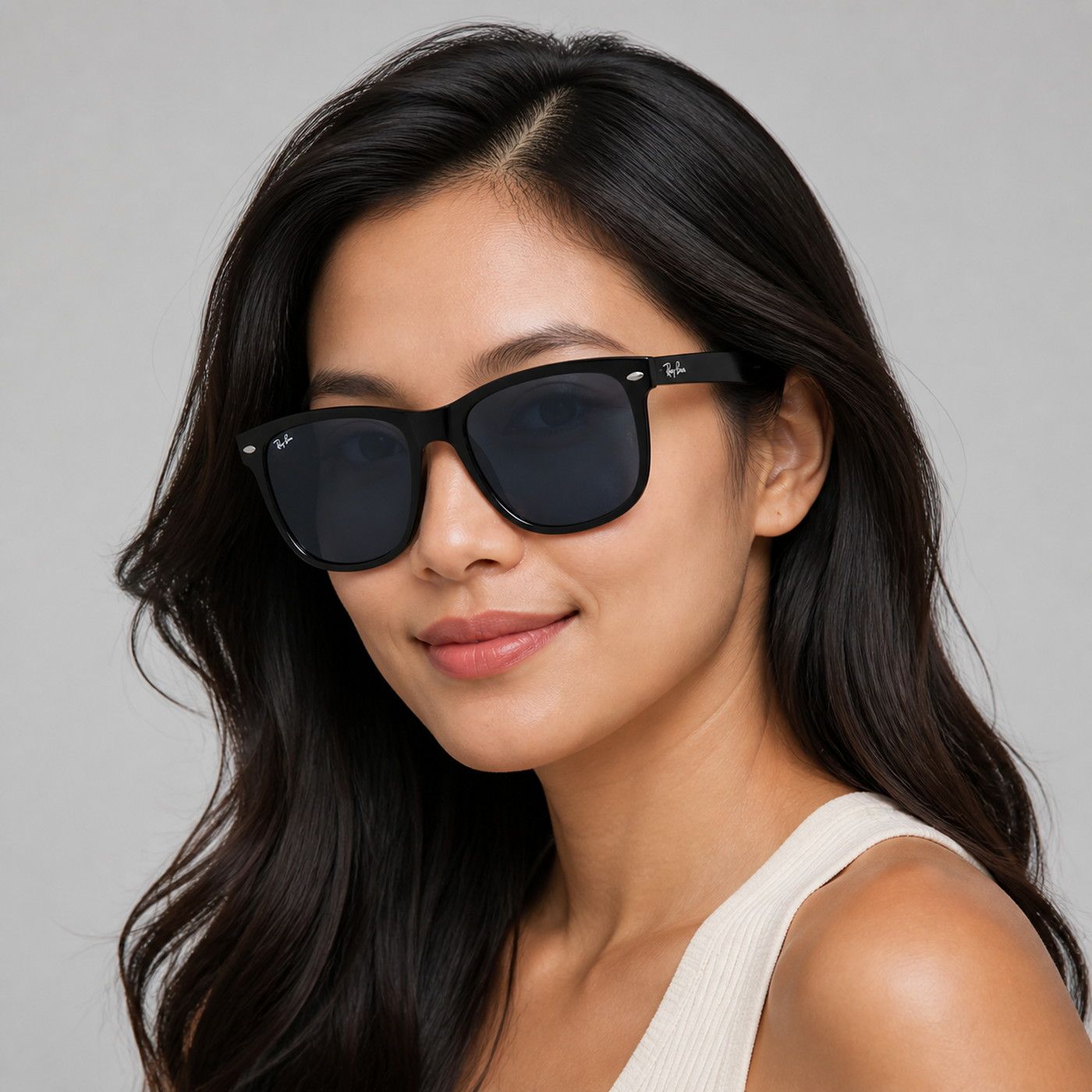 Kính mát Rayban Boyfriend RB4147 601/80 góc ba phần tư trên nền trắng