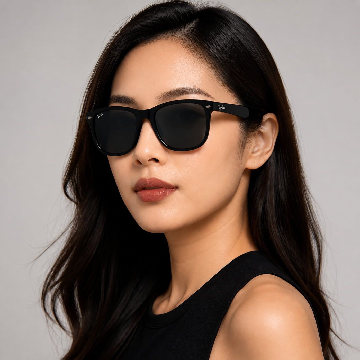 Kính mát Rayban Boyfriend RB4147 601/87 góc ba phần tư trên nền trắng