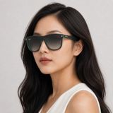 Kính mát Rayban Boyfriend RB4147 656811 góc ba phần tư trên nền trắng