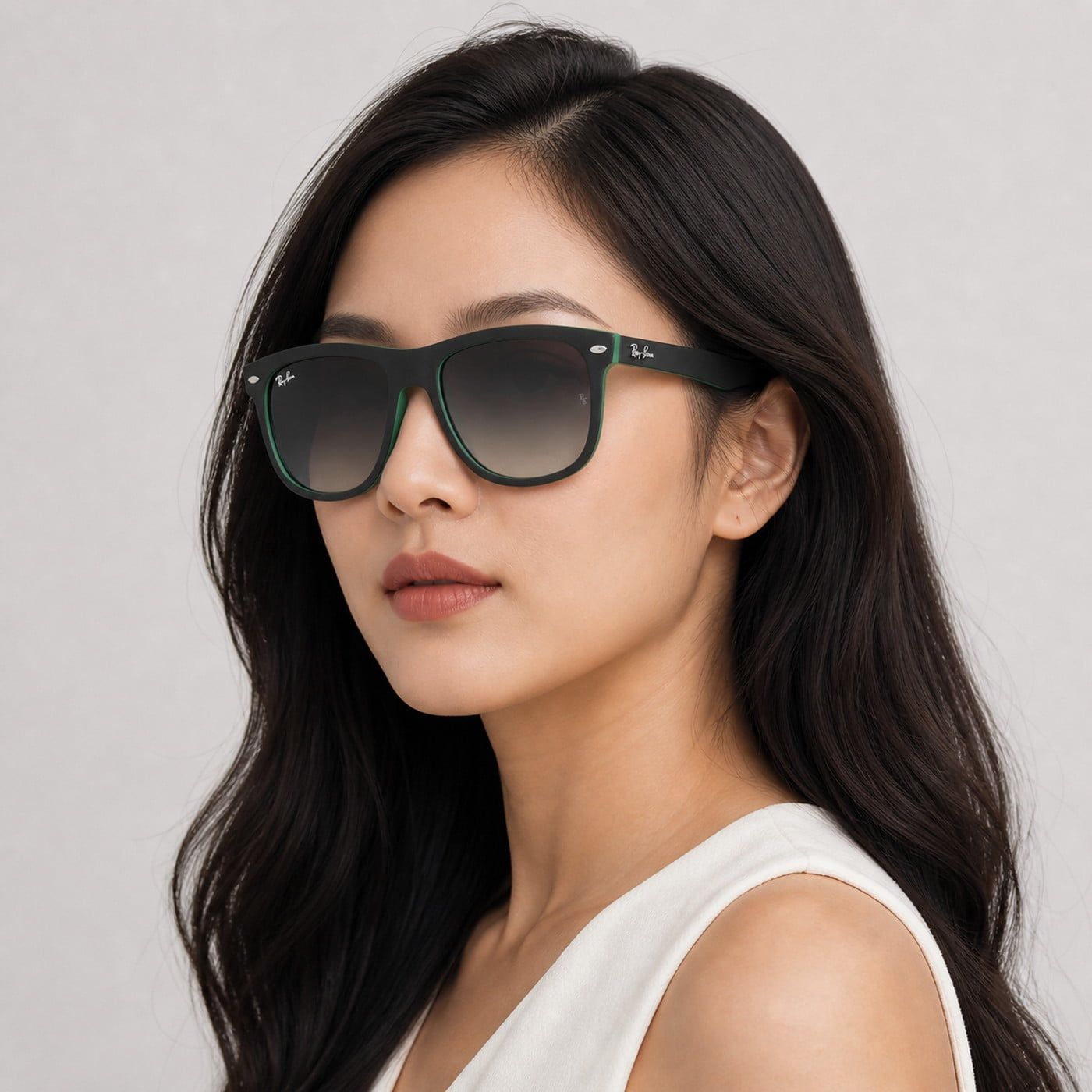 Kính mát Rayban Boyfriend RB4147 656811 góc ba phần tư trên nền trắng