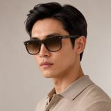 Kính mát Rayban Boyfriend Two RB4547F 710/51 góc ba phần tư trên nền trắng