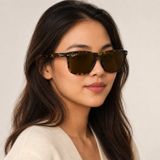 Kính mát Rayban Boyfriend Two RB4547F 710/57 góc ba phần tư trên nền trắng