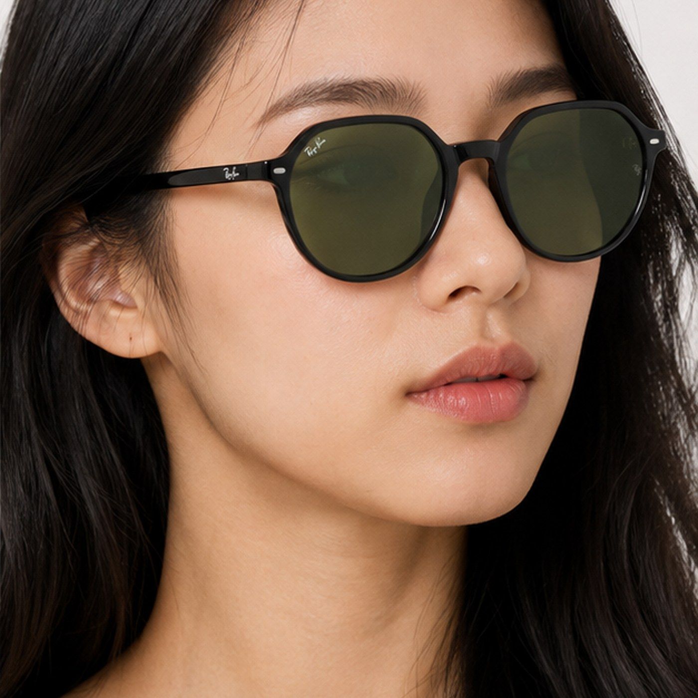Kính mát Rayban Thalia RB2195F 901/31 trên nền trắng