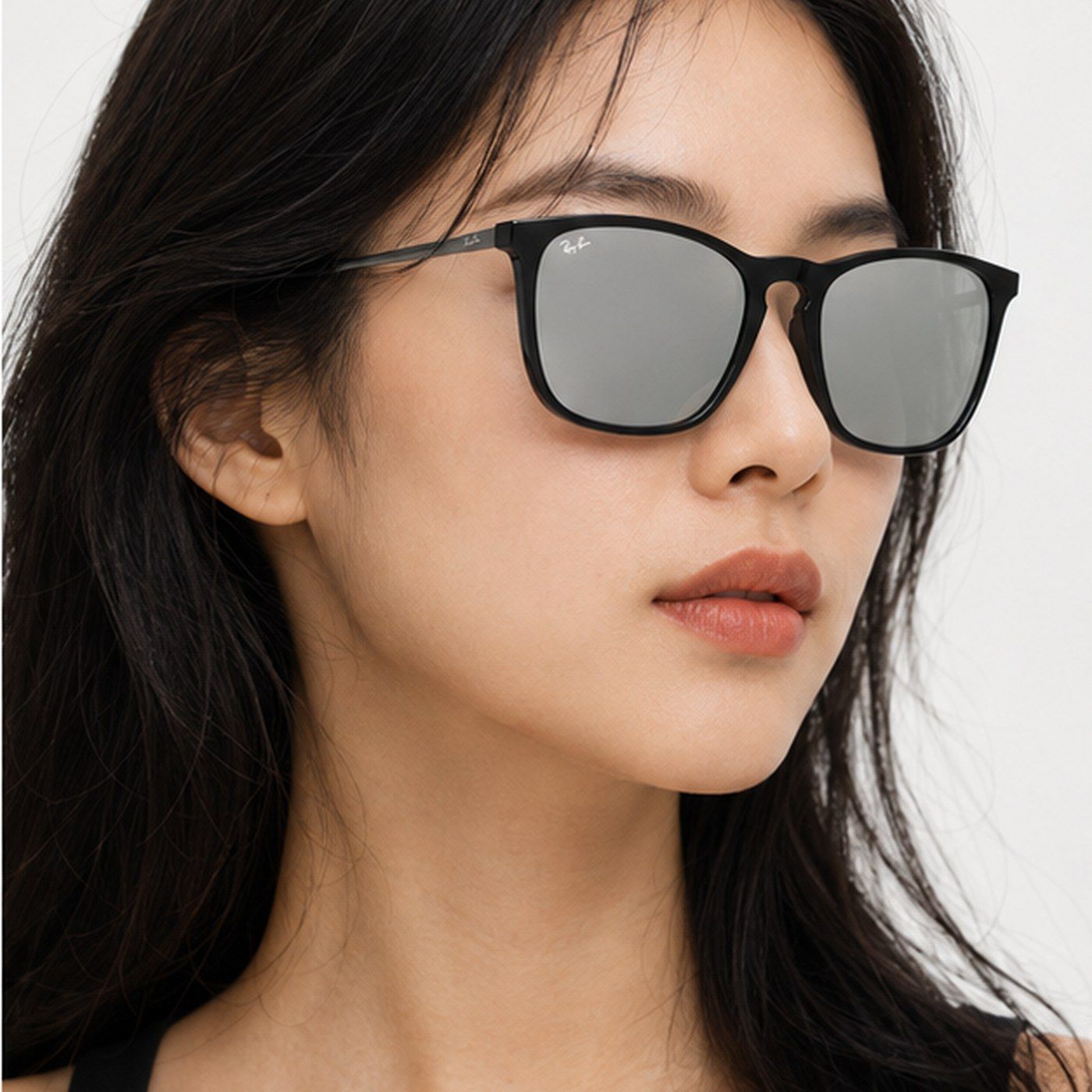 Kính mát Rayban Chris RB4187F 601/30 trên nền trắng