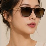 Kính mát Rayban Chris RB4187F 6593T5 trên nền trắng