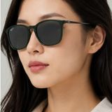Kính mát Rayban Chris RB4187F 666381 trên nền trắng