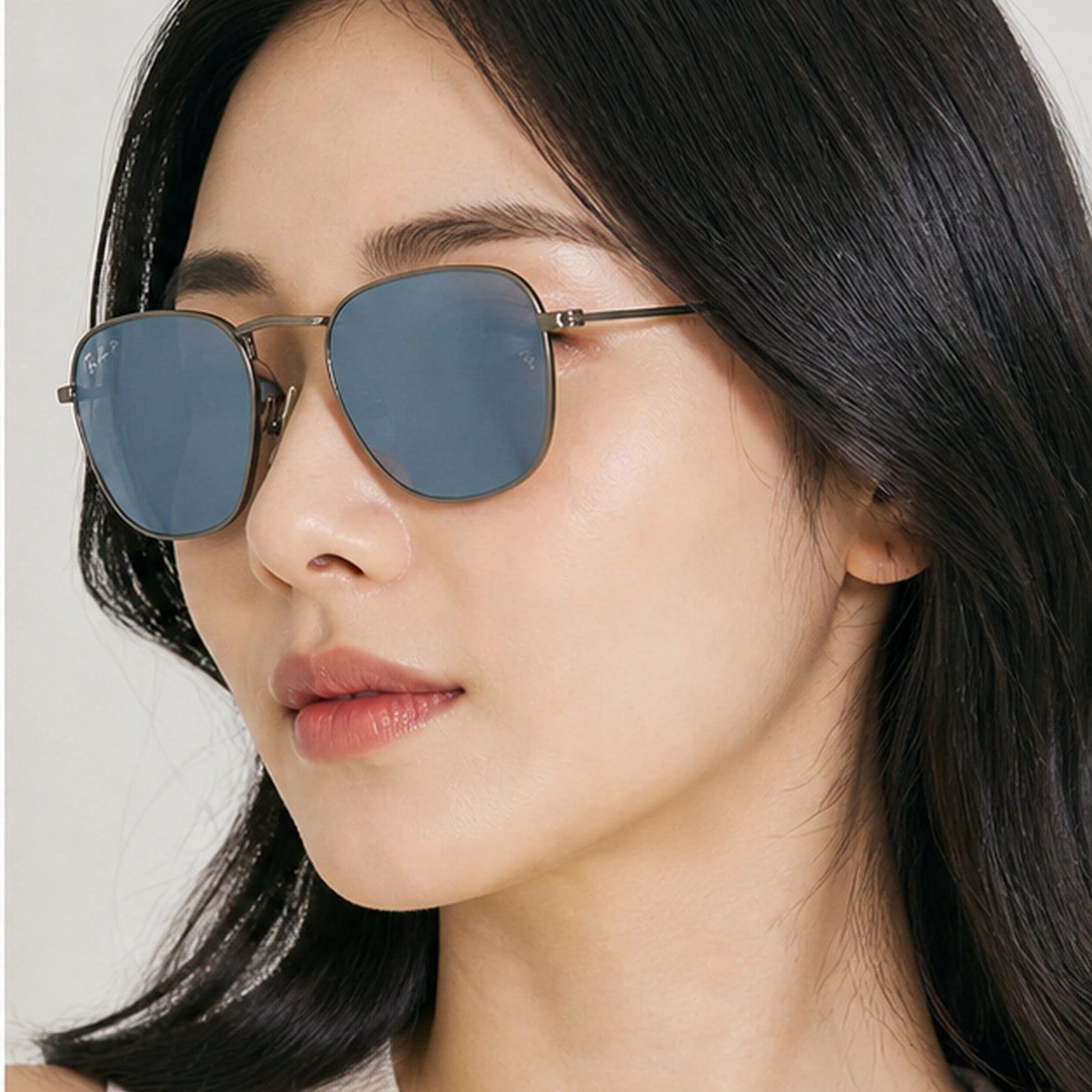 Kính mát Rayban Frank RB8157 9207/T0 trên nền trắng