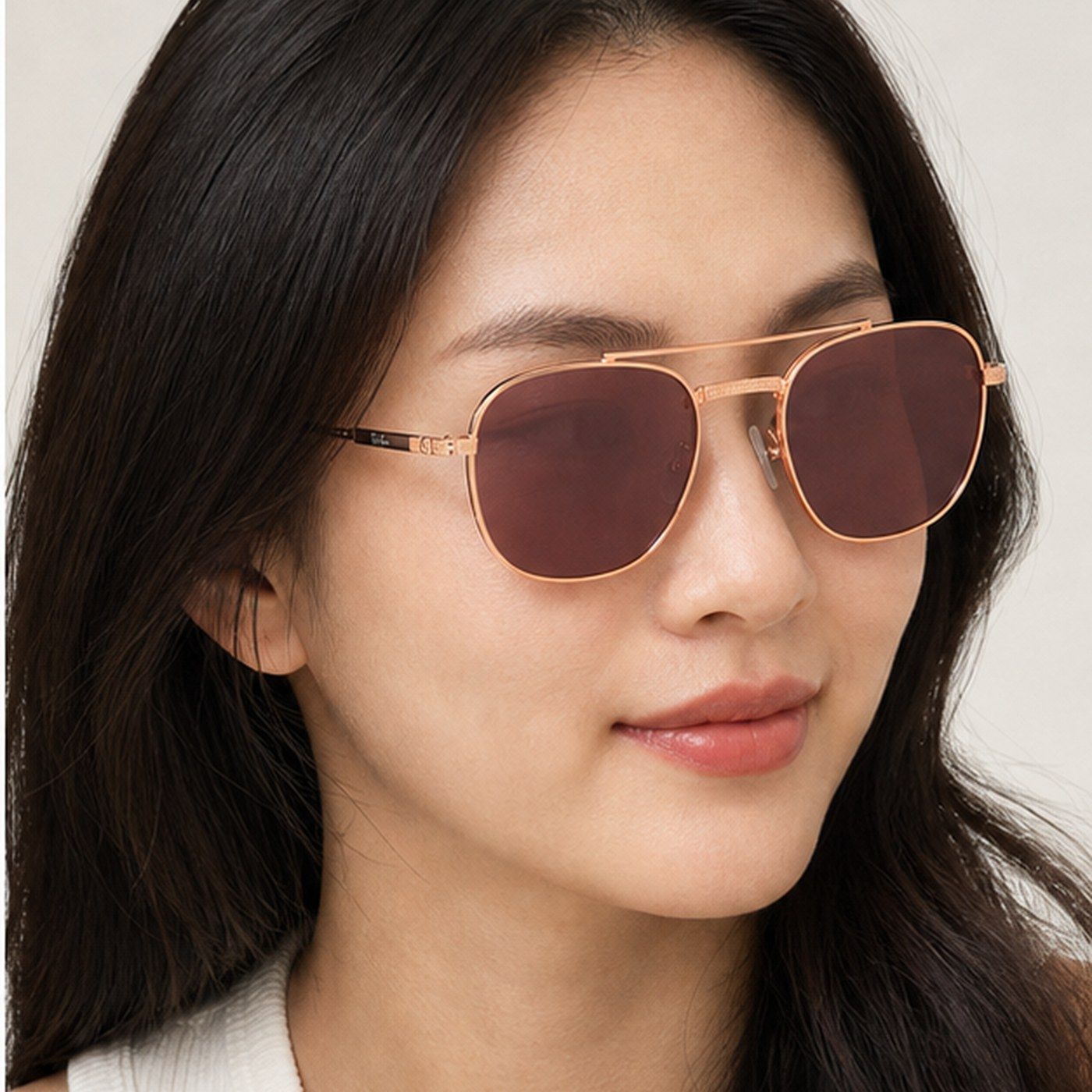 Kính mát Rayban Frank Ii Titanium RB8258 3140/AF trên nền trắng