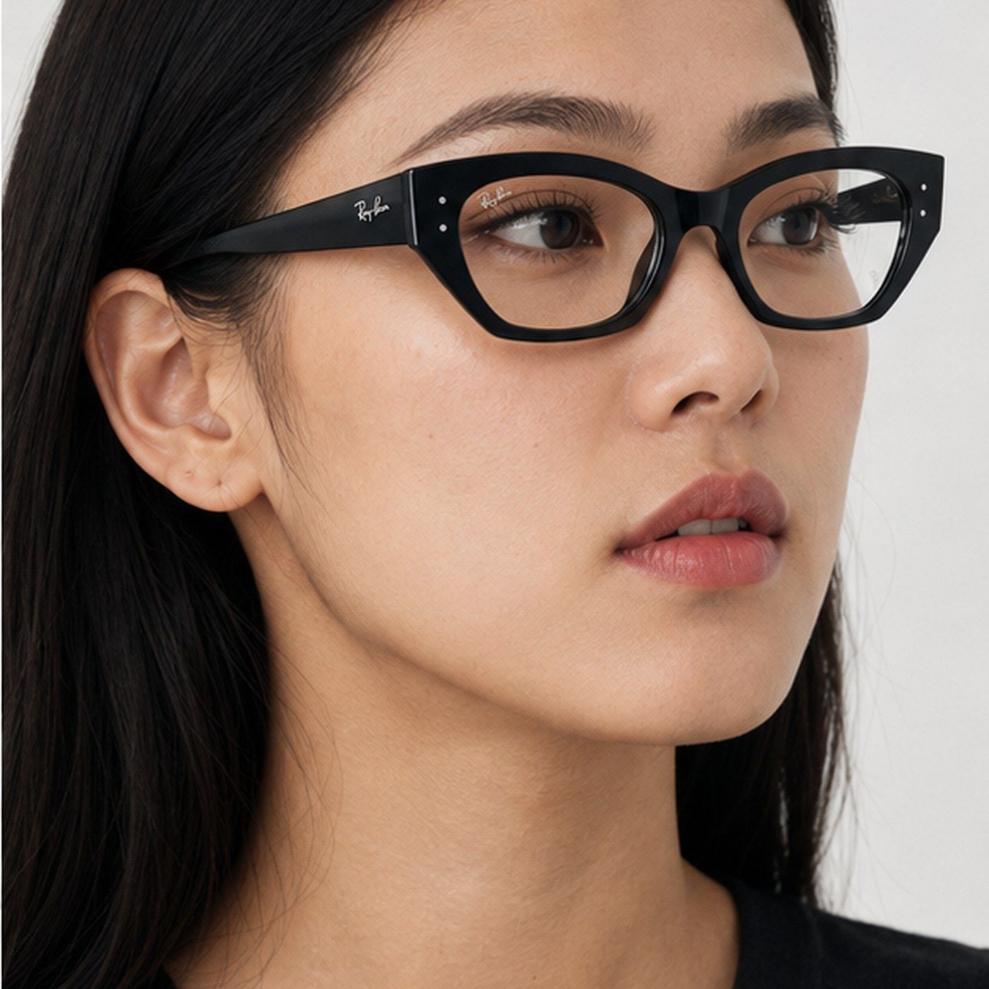 Gọng kính Rayban Zena RX7330F 8260 trên nền trắng