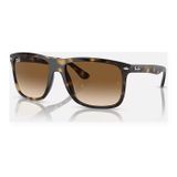 Kính mát Rayban Boyfriend Two RB4547F 710/51 góc ba phần tư trên nền trắng