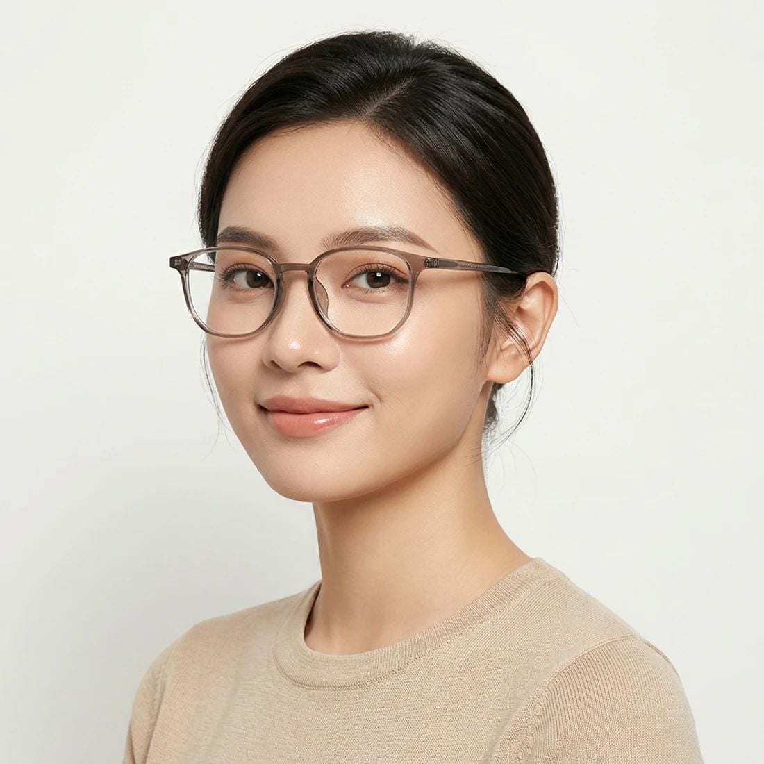 Gọng kính Parim 84049 T1 – người mẫu đeo kính