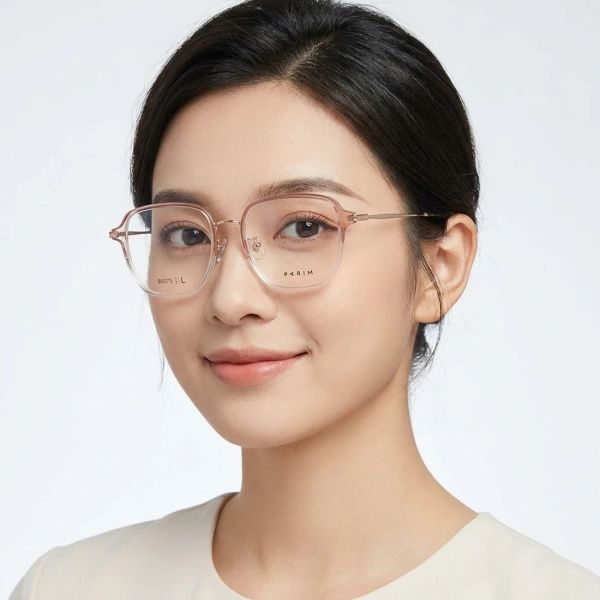 Gọng kính Parim 85075 K3P – người mẫu đeo kính