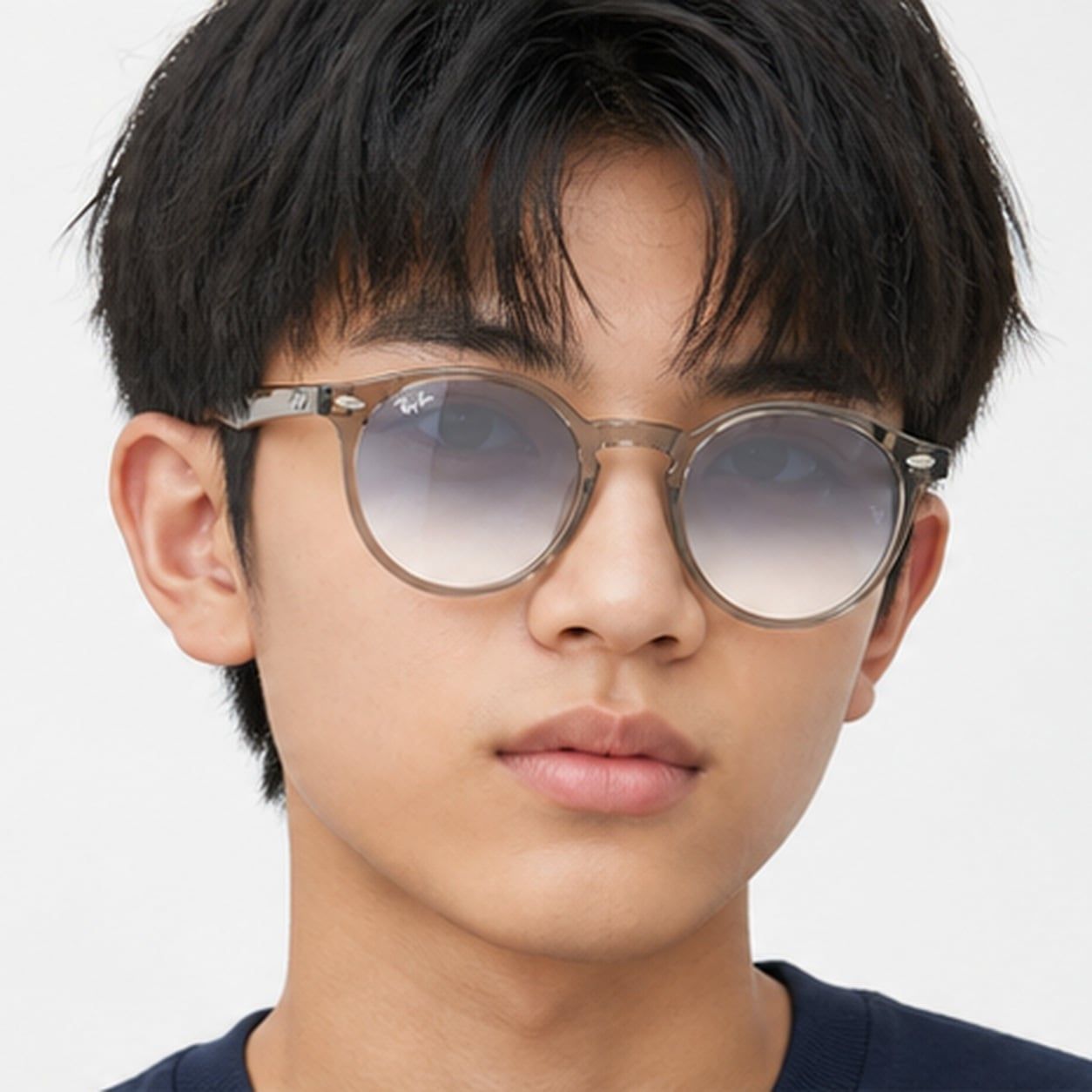 Kính mát trẻ em Rayban Junior RJ9064S 72207B - Xám trong suốt – người mẫu đeo kính