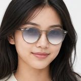 Kính mát trẻ em Rayban Junior RJ9064S 72207B - Xám trong suốt – người mẫu đeo kính