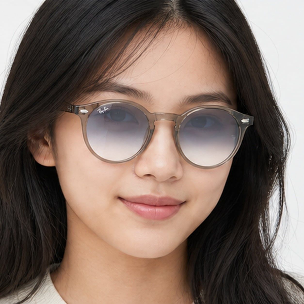 Kính mát trẻ em Rayban Junior RJ9064S 72207B - Xám trong suốt – người mẫu đeo kính