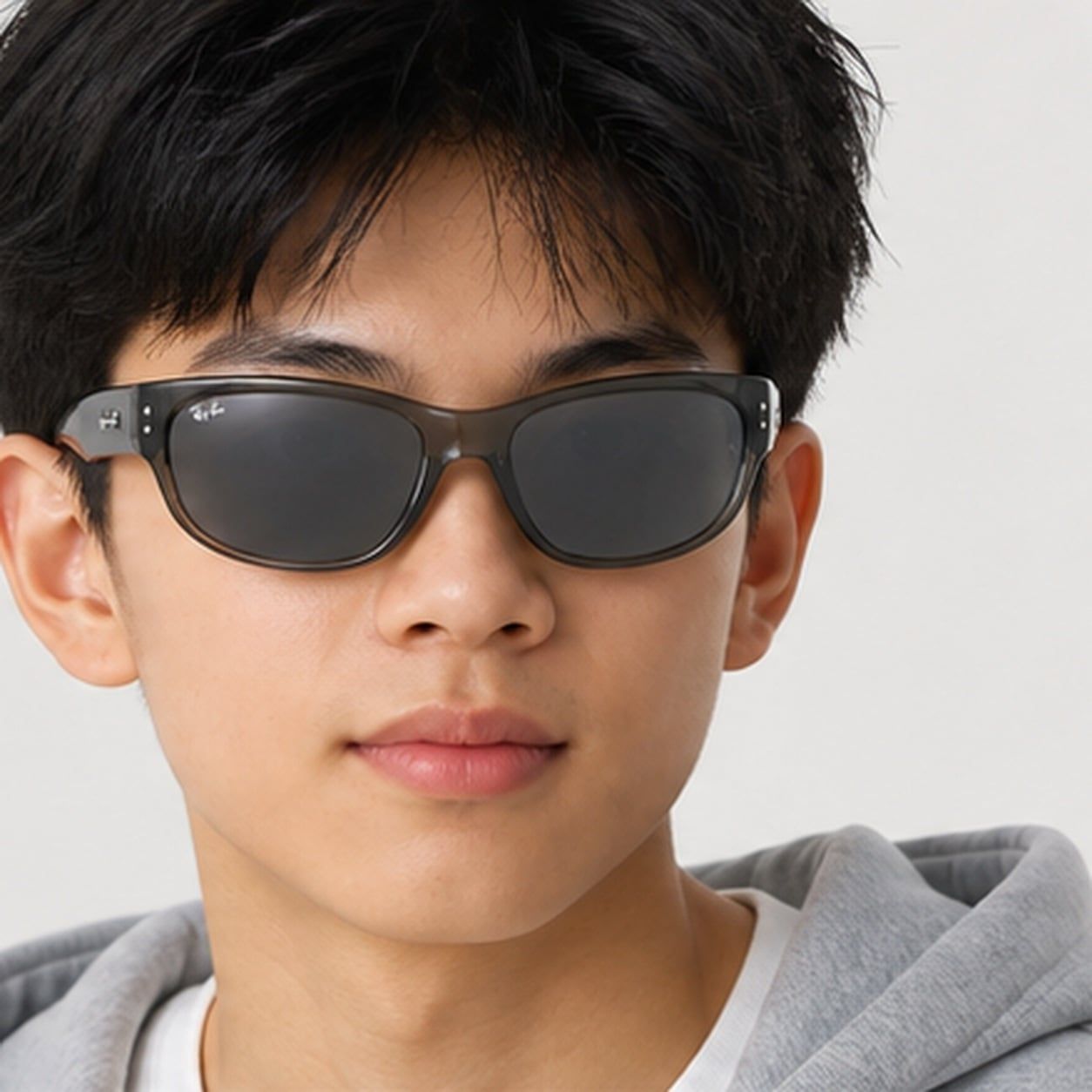 Kính mát trẻ em Rayban Junior RJ9189S 71956G - Xám trong suốt – người mẫu đeo kính