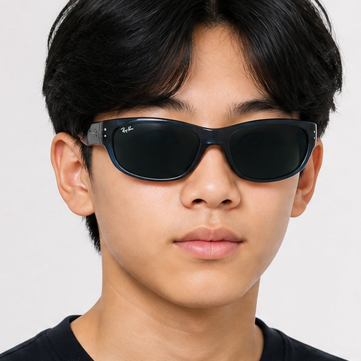 Kính mát trẻ em Rayban Junior RJ9189S 719687 - Xanh dương trong suốt – người mẫu đeo kính