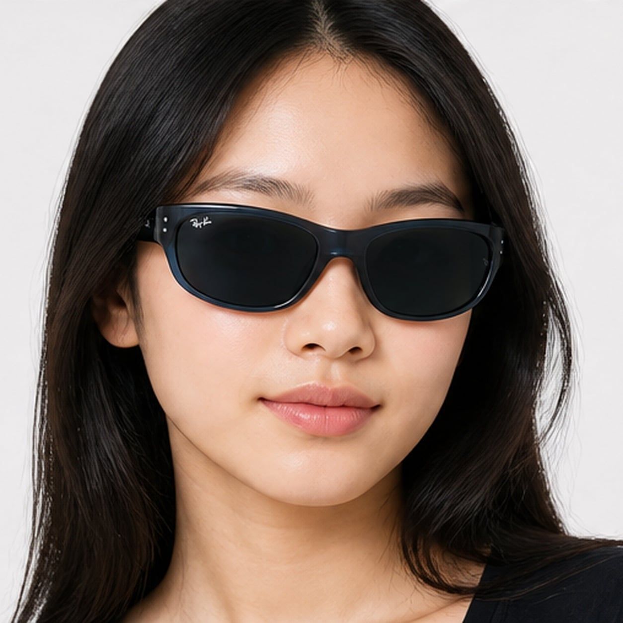 Kính mát trẻ em Rayban Junior RJ9189S 719687 - Xanh dương trong suốt – người mẫu đeo kính