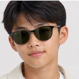 Kính mát trẻ em Rayban Junior RJ9552S 294/71 - Đen phối vàng kim – người mẫu đeo kính