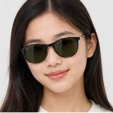 Kính mát trẻ em Rayban Junior RJ9552S 294/71 - Đen phối vàng kim – người mẫu đeo kính